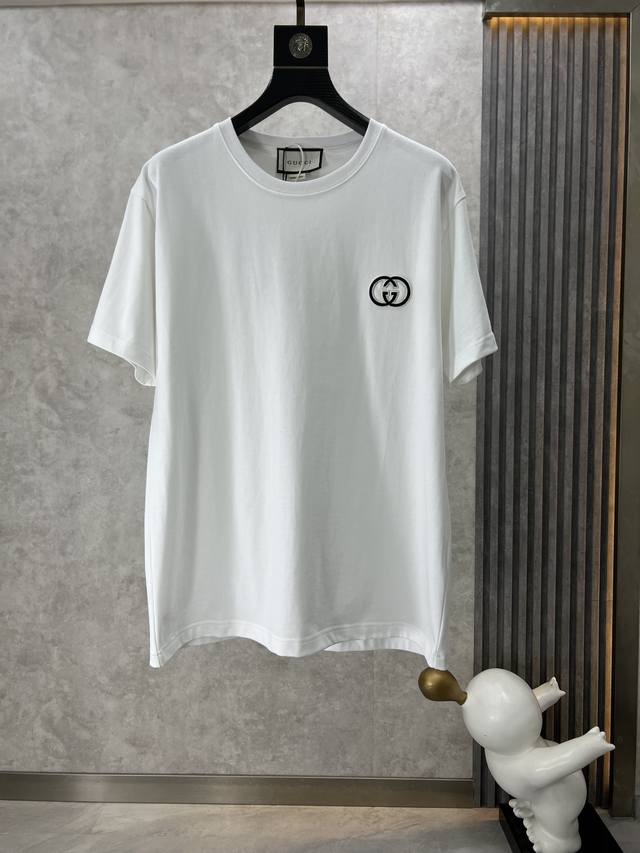 Gucci 古奇 2024春夏新款圆领短袖休闲t恤刺绣logo 这款圆领t恤采用棉布制作而成，匠心装饰本系列中备受推崇的双g标签，散发出强烈的品牌内涵。Gucc