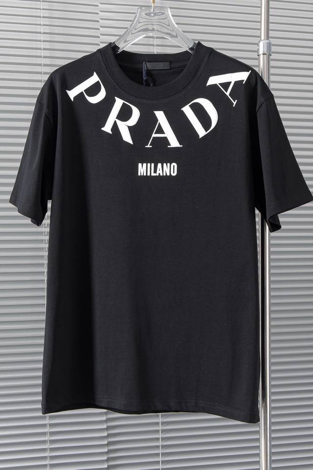 New# Prada 2024Ss春夏圆领短袖t恤#进口双纱精梳100%棉面料，以天然植物纤维提炼出来，手感柔软，穿着舒适，完全不易有刺激皮肤，这样的面料吸湿性