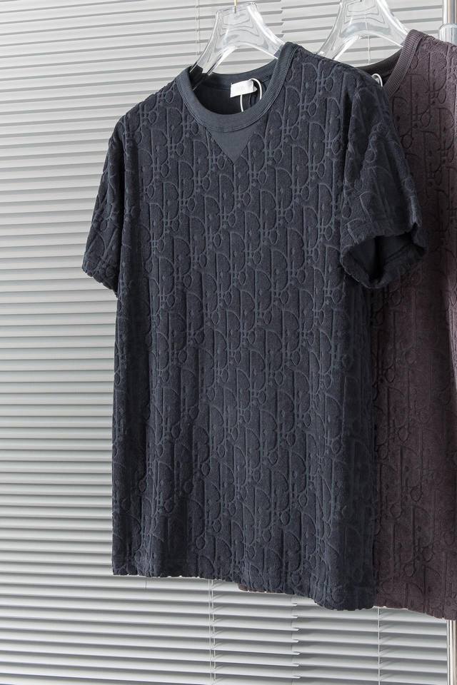 New# Dior毛巾锈短袖t恤#色彩你的春夏短袖t恤:颜色超级正，黑色、白色、海军蓝色、紫罗兰色 、棕色 任你选，每一色都让人心动不已。这款t恤采用的是私定毛