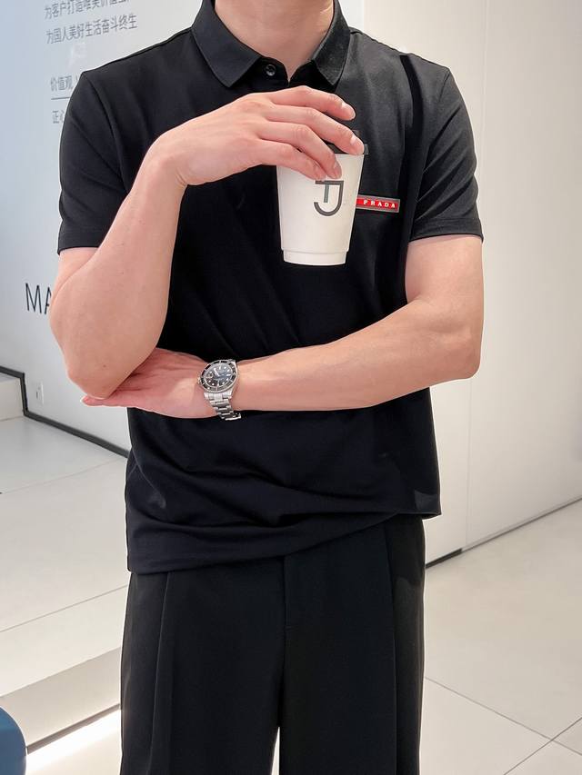 24新品 Prada 普拉达刺绣polo衫，黑、白色，M- L 来自意大利知名的奢侈品牌。其独特天赋在于对新创意的不懈追求，不仅能够预测时尚趋势,更能够引领时尚