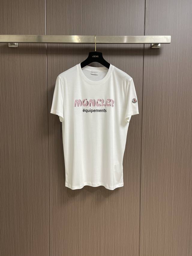 Moncler 2024春夏新品标语logo印花工艺短袖t恤；定制原版专属面料；胸前品牌logo标语印花图案，简约时尚的黑白色百搭流方向，无论怎么搭配都是非常靓