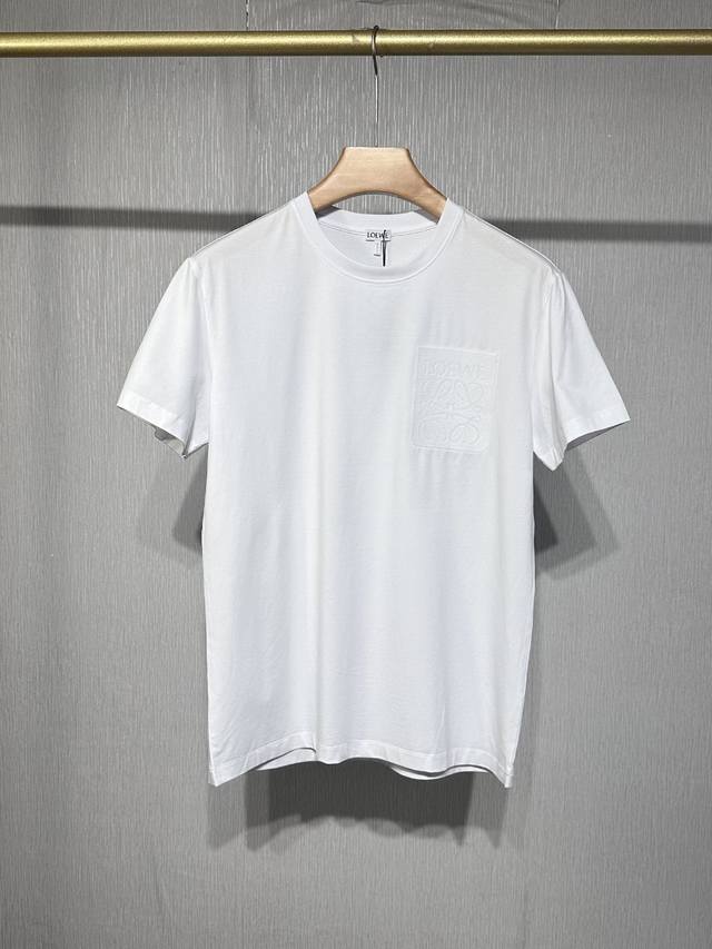罗意威 24Ss新款圆领短袖t恤，新季元素彰显演绎品牌辨识度 定制高支高密80支双股丝光棉面料，上身舒适透气、面料细腻微弹；黑色 白色 M- L